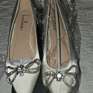 lulul's White Flats with Minimalist Design